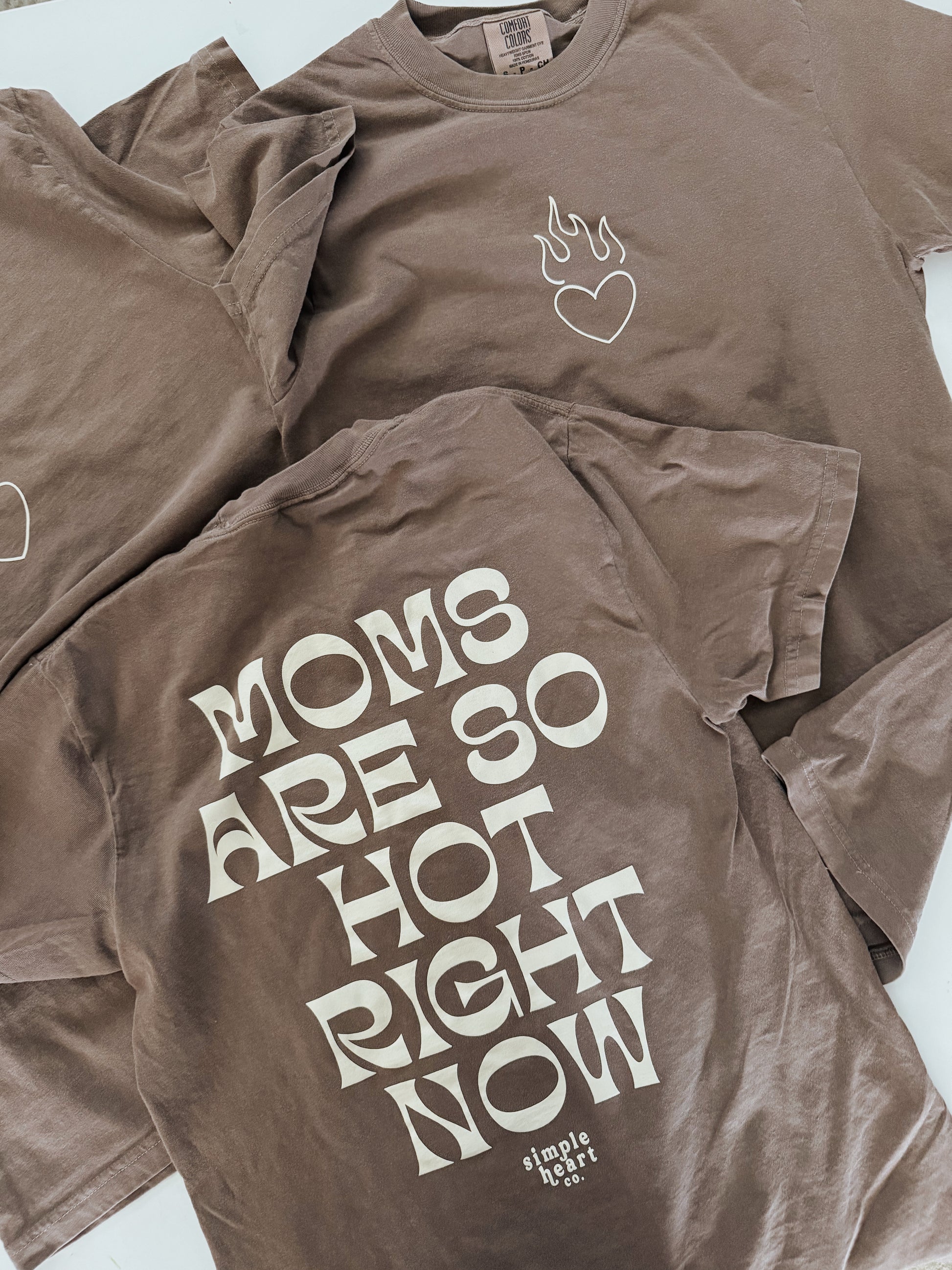 Brown espresso graphic t-shirt with “Moms Are So Hot Right Now” text – Simple Heart Co.